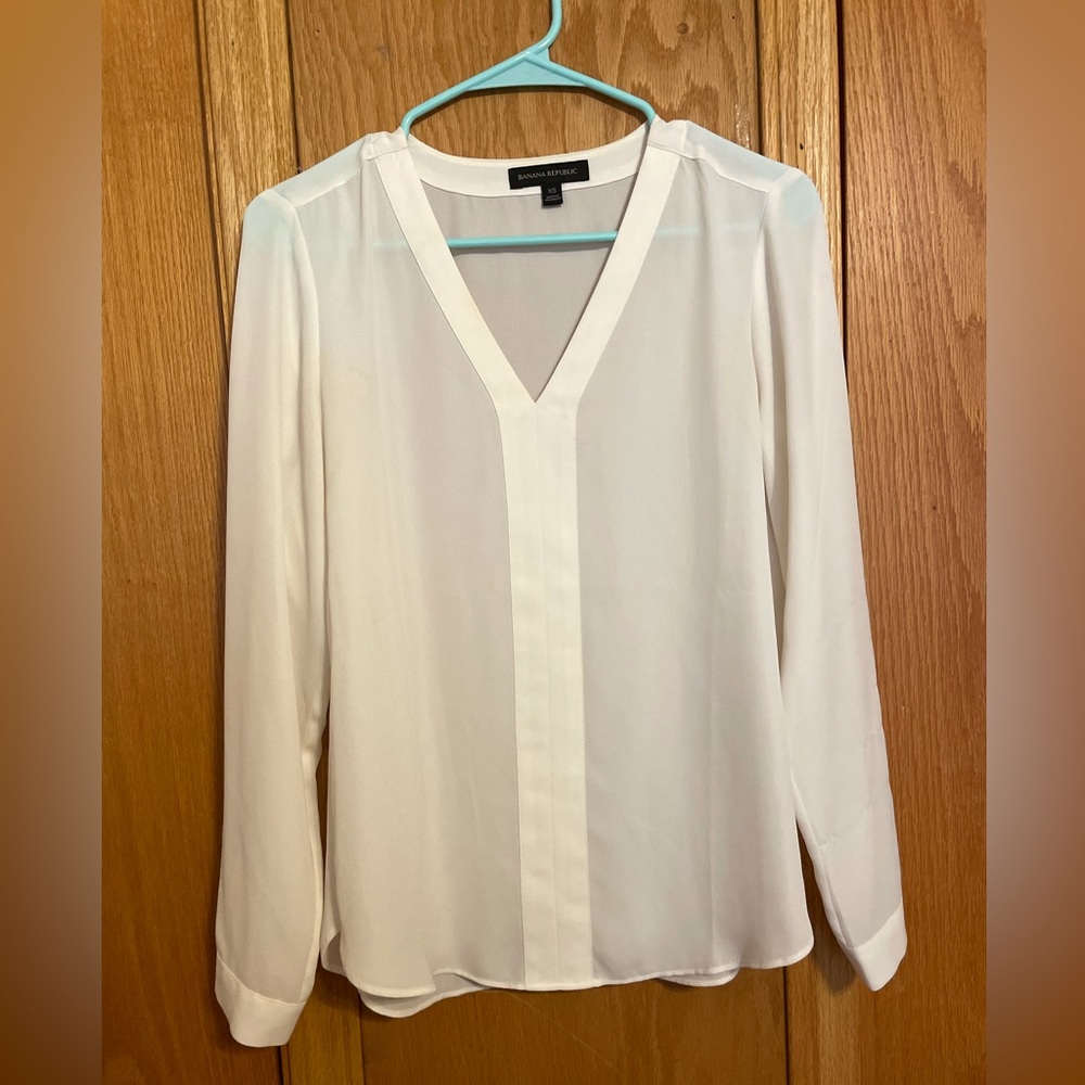 Banana republic white blouse. Snag on the left arm. Very cute.